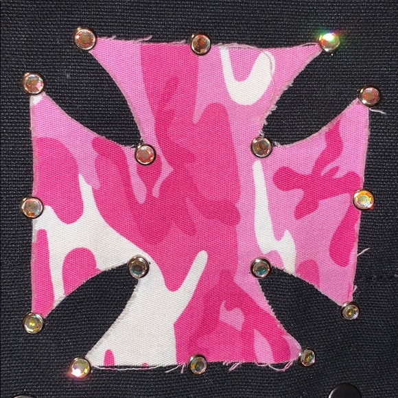 SOOO CHIC CROSS OR SADDLE BAG W. PINK CAMO CROSS‼️ - Picture 1 of 8
